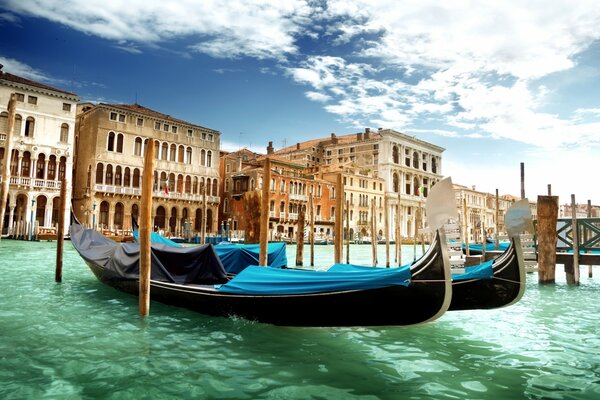 Gondoles sur l eau à Venise