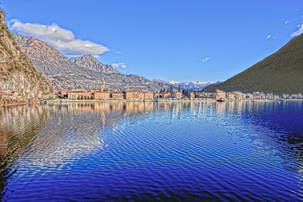Italienische Landschaft über dem Wasser in den Bergen