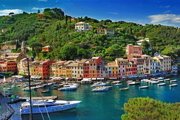 Costa de pezage en Italia bahía de Liguria con barcos