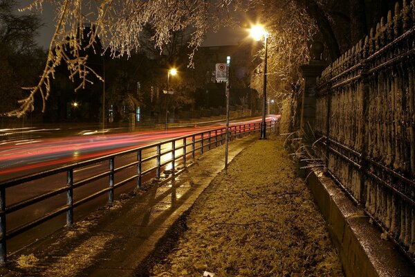 Strada via Luce Della Lanterna nella notte