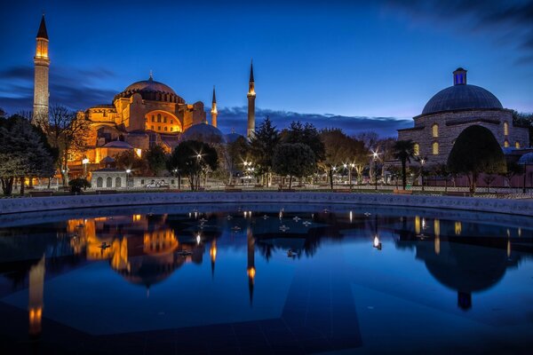 Vista notturna di Istanbul