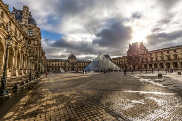 El Louvre en París fotografiado al atardecer