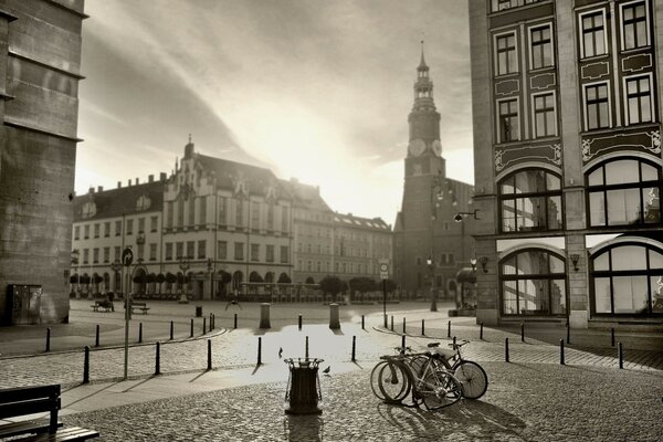 Edificios y bicicletas en blanco y negro