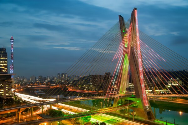 Puente nocturno en São Paulo, Brasil