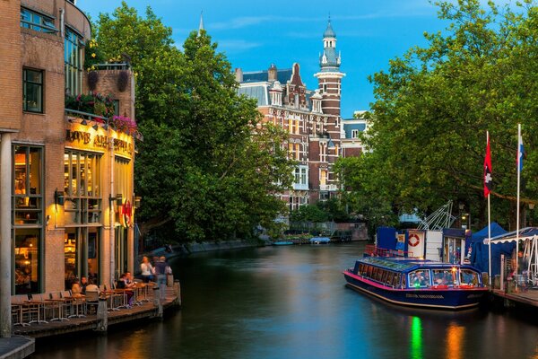 Rue confortable d Amsterdam en été