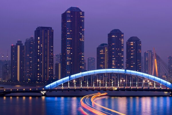 Puente nocturno ilumina la ciudad