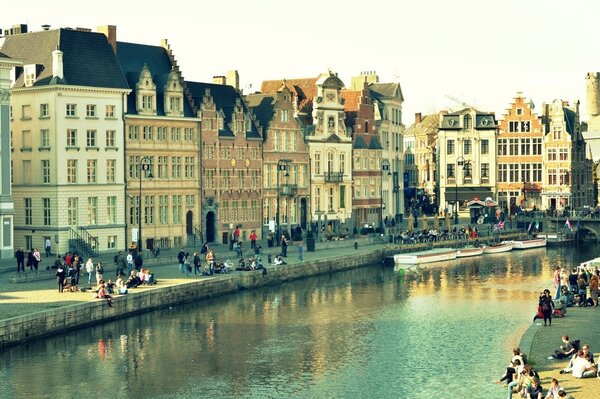 Ville belge au bord de la rivière avec des bateaux