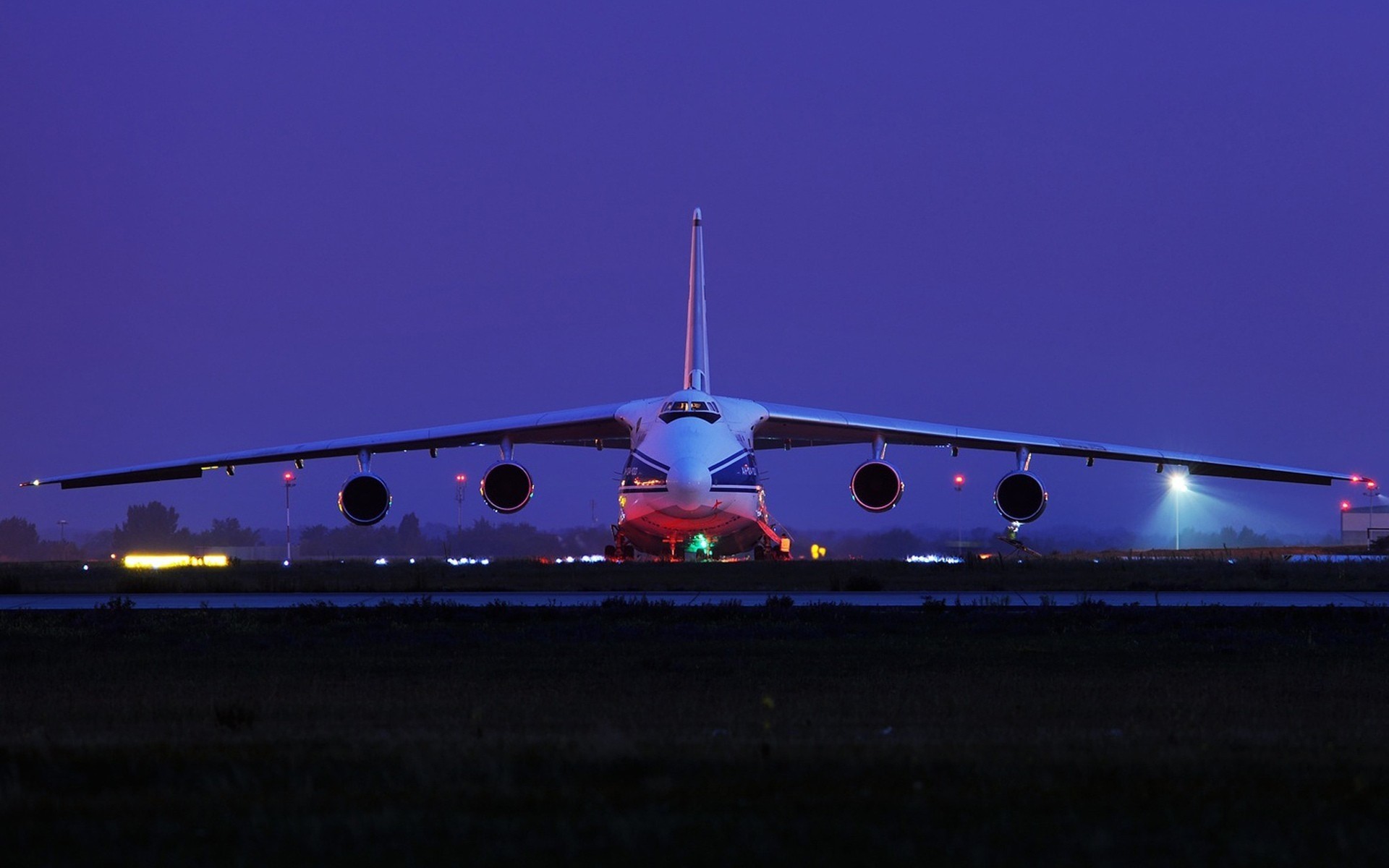 ruslan flugzeug blau