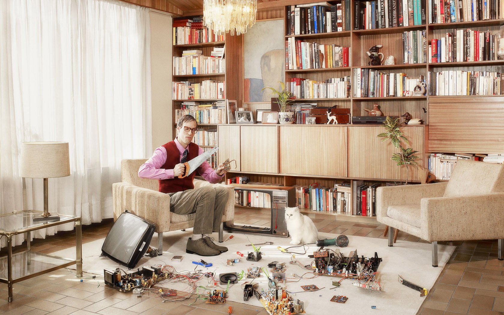 zerlegter fernseher fernsehmaster kerl katze bibliothek zimmer interieur weiße katze kronleuchter sessel brille teile ersatzteile viele dinge männer