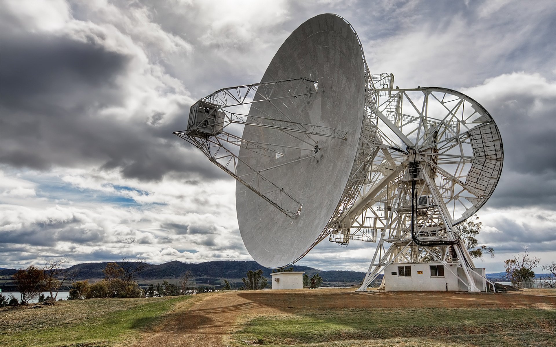 antena enorme pila de metal estudio cielo montañas