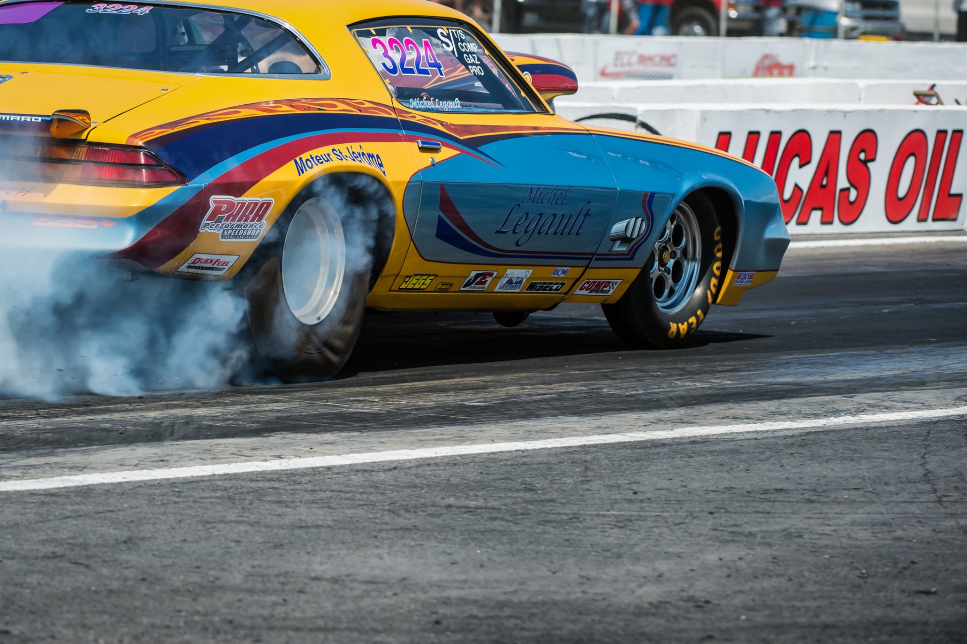 chevrolet camaro muscle car drag racing course roue fumée