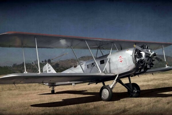 Ein Flugzeug steht auf einem Sandfeld