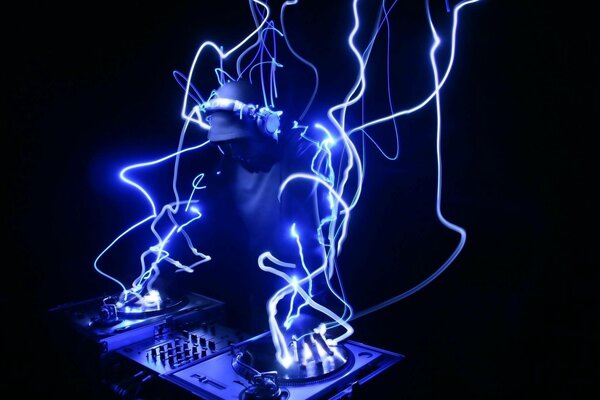 En el Club nocturno comenzó sus funciones de DJ en el control remoto