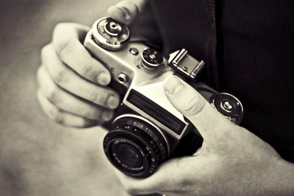 Фотограф меняет плёнку в фотоаппарате