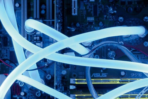 Wasserkühlung für Computer im blauen Licht