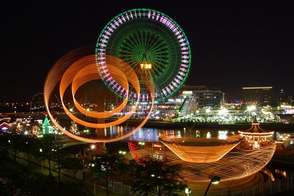 Rueda de la fortuna en la ciudad de la noche