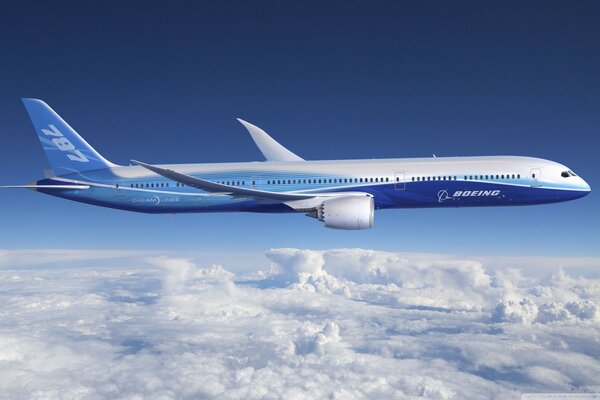 Amerykański samolot pasażerski Boeing na niebie