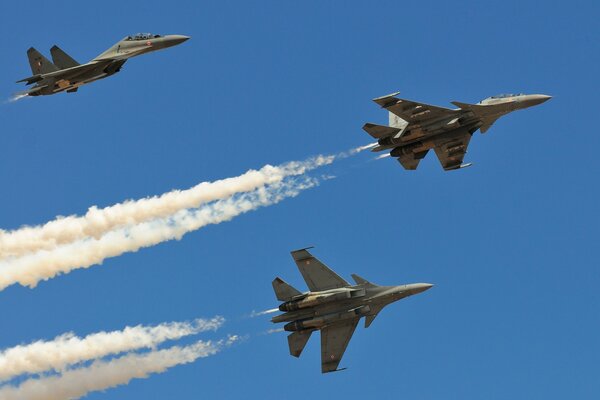 Aviones de combate soviéticos vuelan a través del cielo azul claro