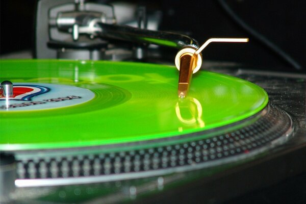 Spinner DJ con disco de vinilo verde