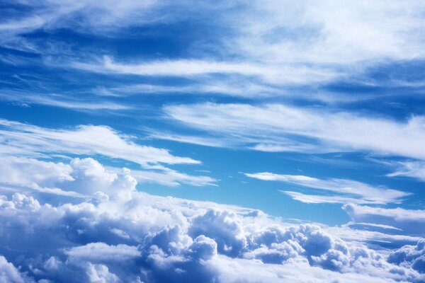 Облака среди голобукого неба