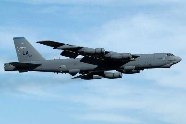 Bombardero b-52 contra el cielo azul