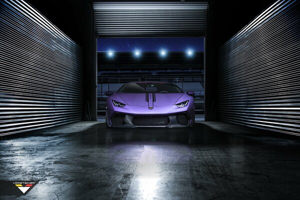 Lamborghini hurakan Purple de pie por la noche en el garaje