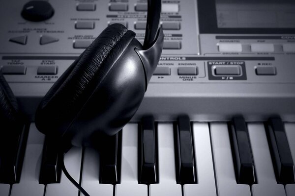 Casque couché sur un synthétiseur, photo noir et blanc