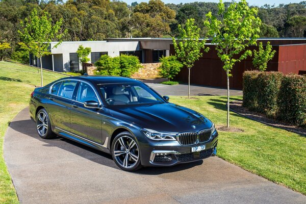 Negro BMW serie 7 sedán en un hermoso fondo