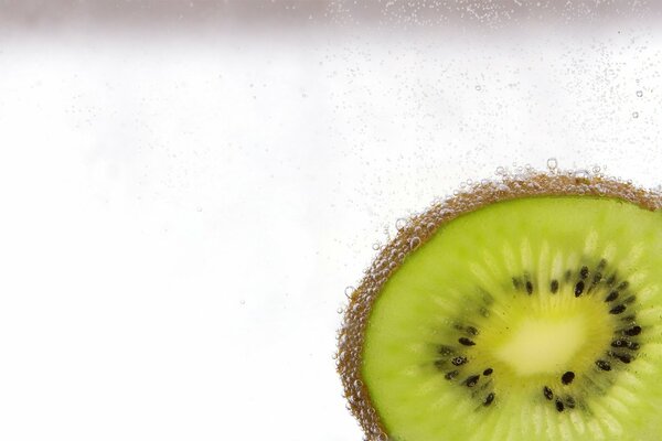 Fondo blanco de fruta verde kiwi