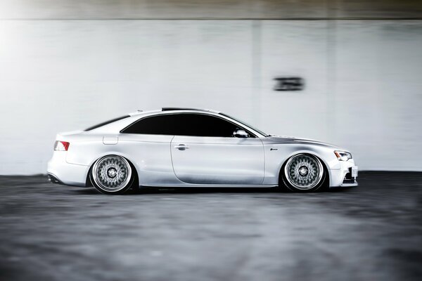 Gris Audi s5 en mouvement à la vitesse