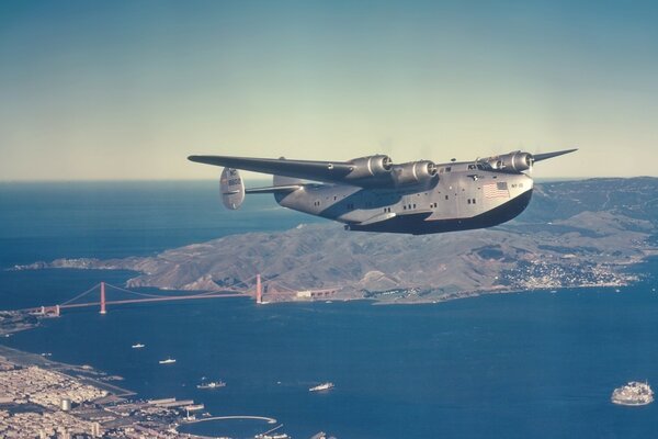 Avion bleu survole l eau