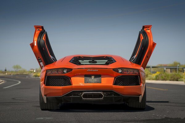 Lamborghini orange vue arrière avec portes ouvertes