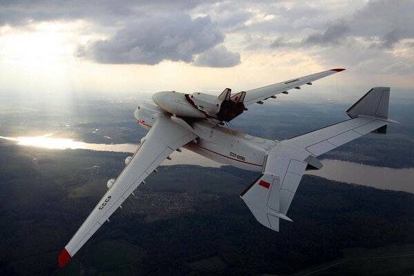 Avión blanco en el cielo gris