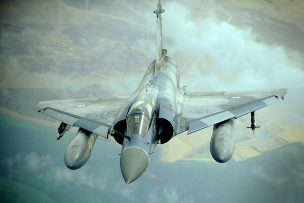 El Dassault mirage 2000 vuela por encima de la tierra