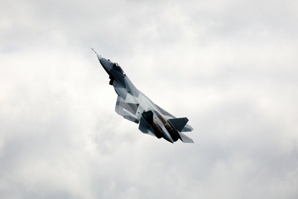 Russisches Militärflugzeug am Himmel