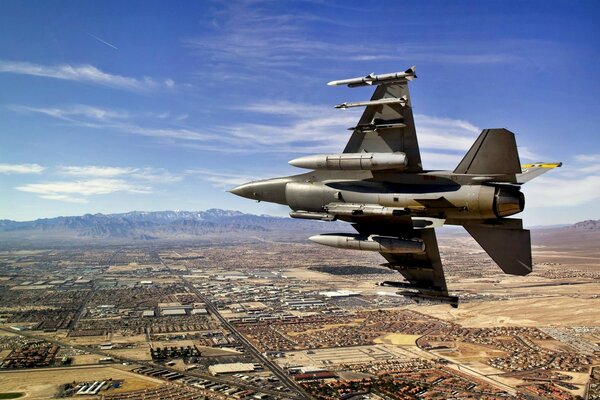 Fighting falcon ein amerikanisches Flugzeug fliegt