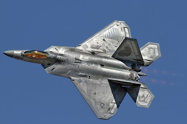 Caccia F -22 raptor nel cielo blu