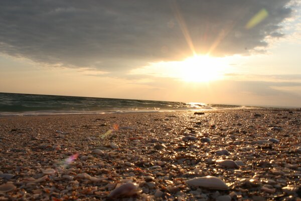 Paysage de beau coucher de soleil sur la mer