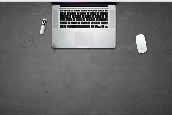 Image en noir et blanc du clavier et de la souris
