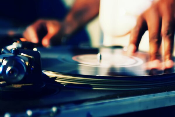 DJ tourne les platines du disque