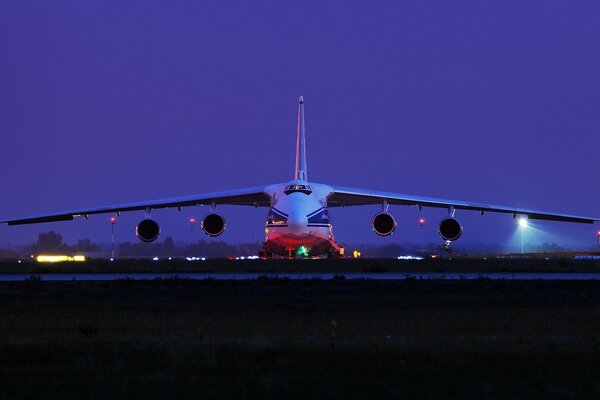 Cielo nocturno, el avión se prepara para despegar