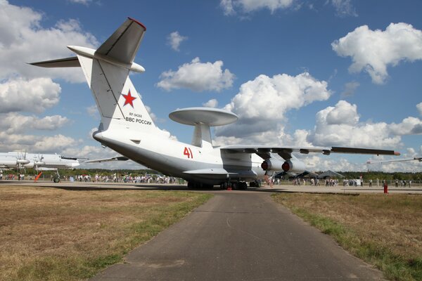 Militärflugzeug-Aufklärer auf der Landebahn