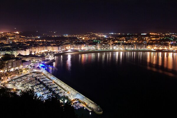 Paseo marítimo iluminado por la noche