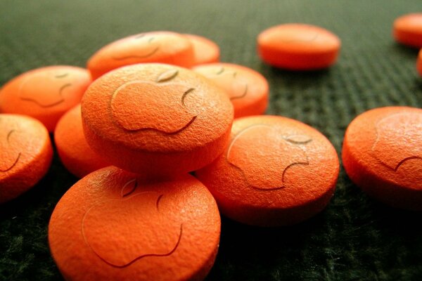 Orange Tabletten mit Apfellogo