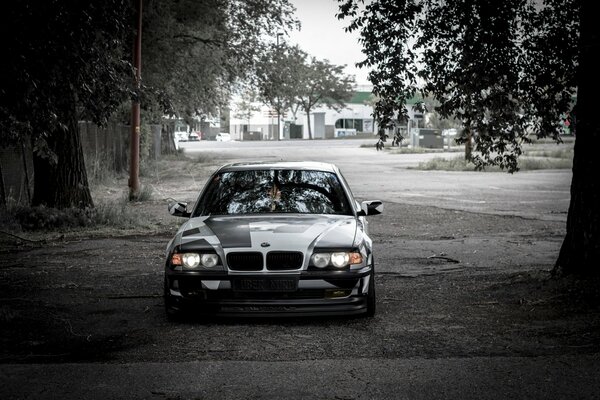 Sur fond noir et blanc se dresse une belle voiture