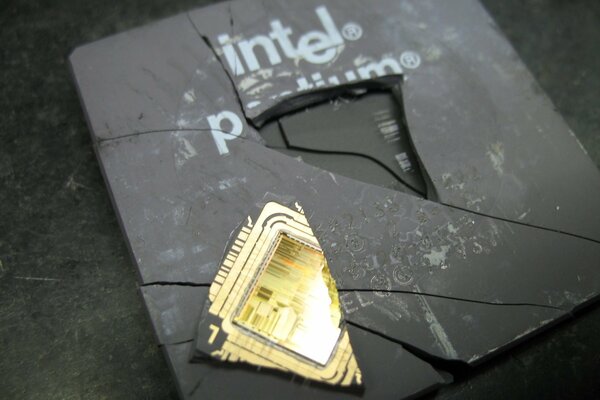 Gebrochener Intel-Prozessor in Rissen mit Splitter