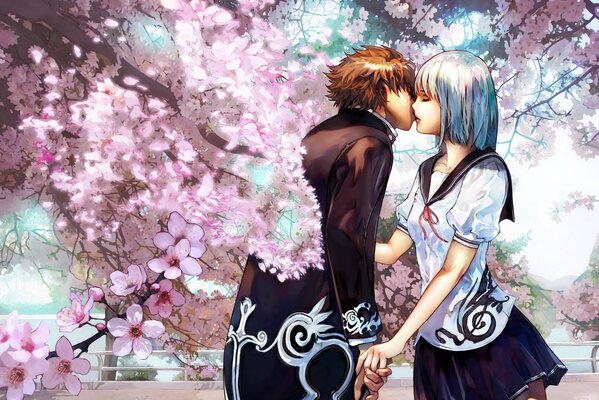 Ein Liebespaar küsst sich vor einem Hintergrund von Blumen
