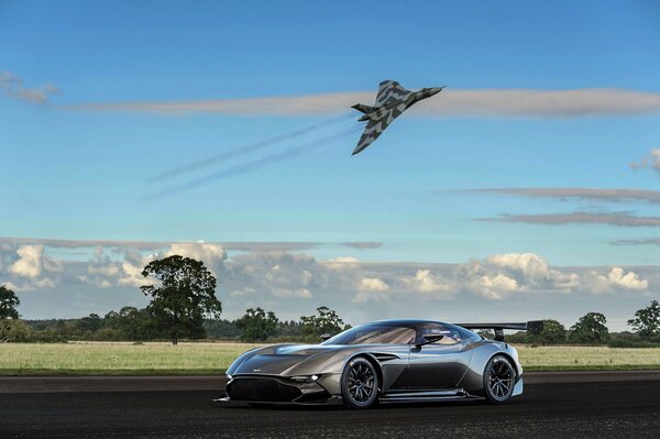 Supersportwagen und Flugzeug im Hintergrund der Natur