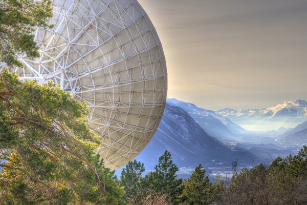 Estación en las montañas explorando el mundo con una antena