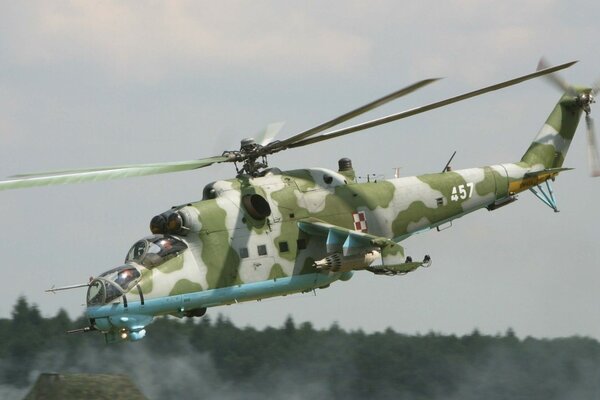 Mi24 kamuflaż helikopter nad lasem